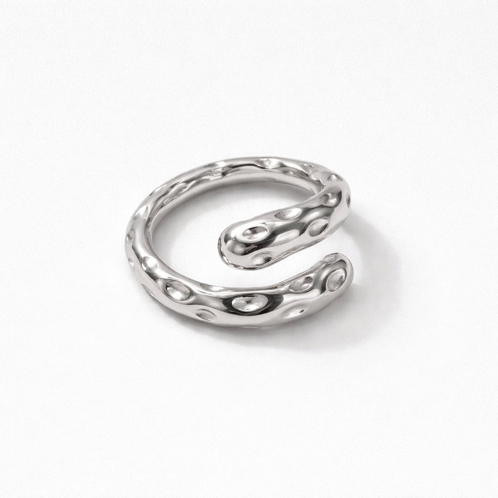 Anello acciaio inox regolabile con spirale martellata