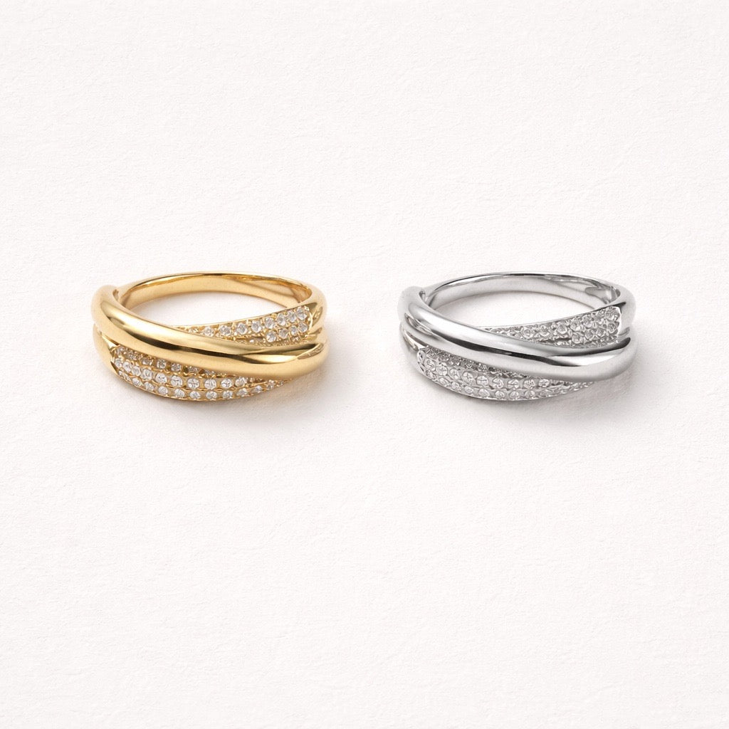 Anello in acciaio inox regolabile con incrocio strass