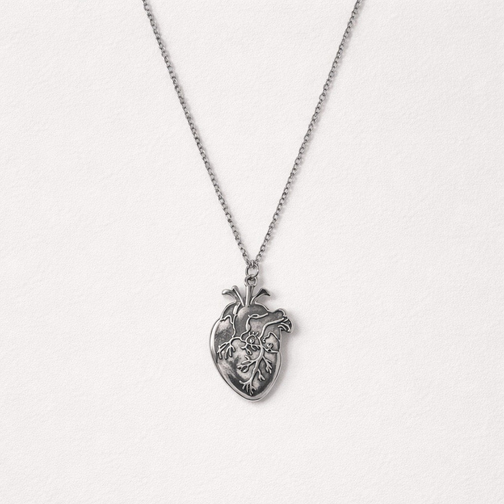 Collana in acciaio inox con cuore anatomico piatto