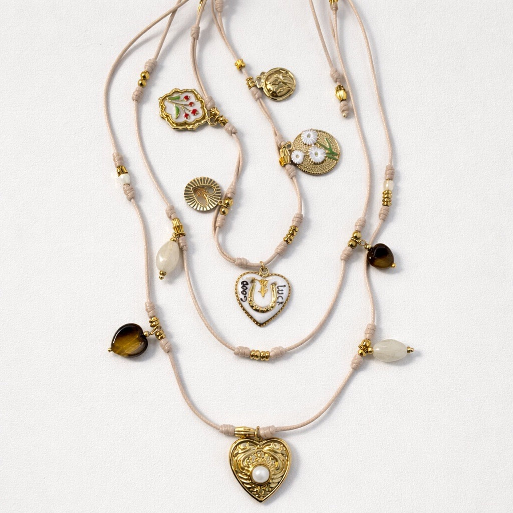 Collana cordino a tre fili con charms in acciaio inox
