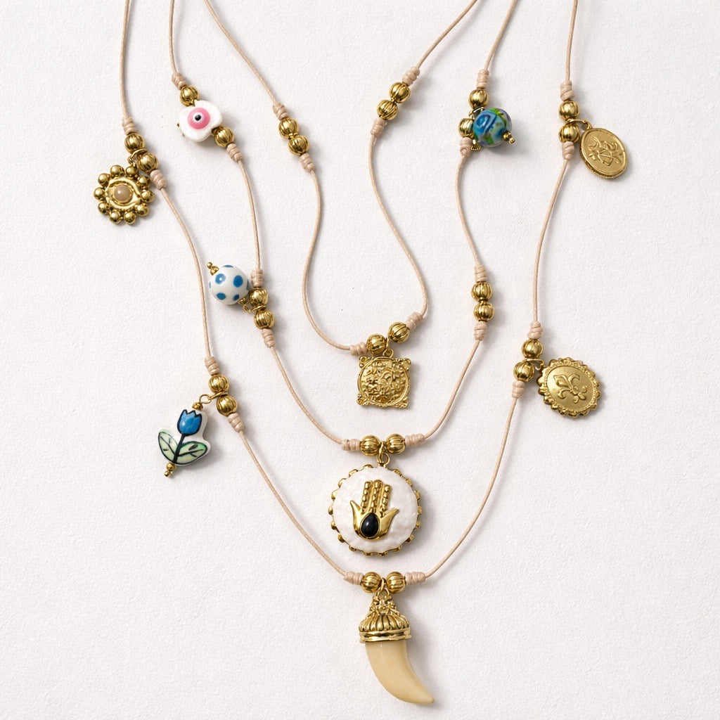 Collana cordino a tre fili con charms acciaio inox