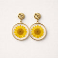 Orecchini in acciaio inox con fiore giallo secco